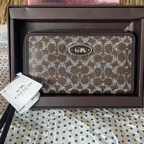 Beautiful Coach wallet new with tags - Picture 4 of 10